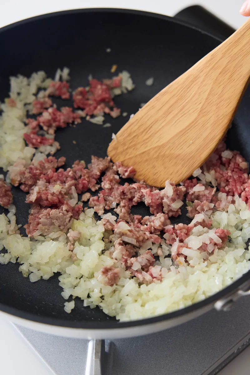 玉ねぎと肉を炒める