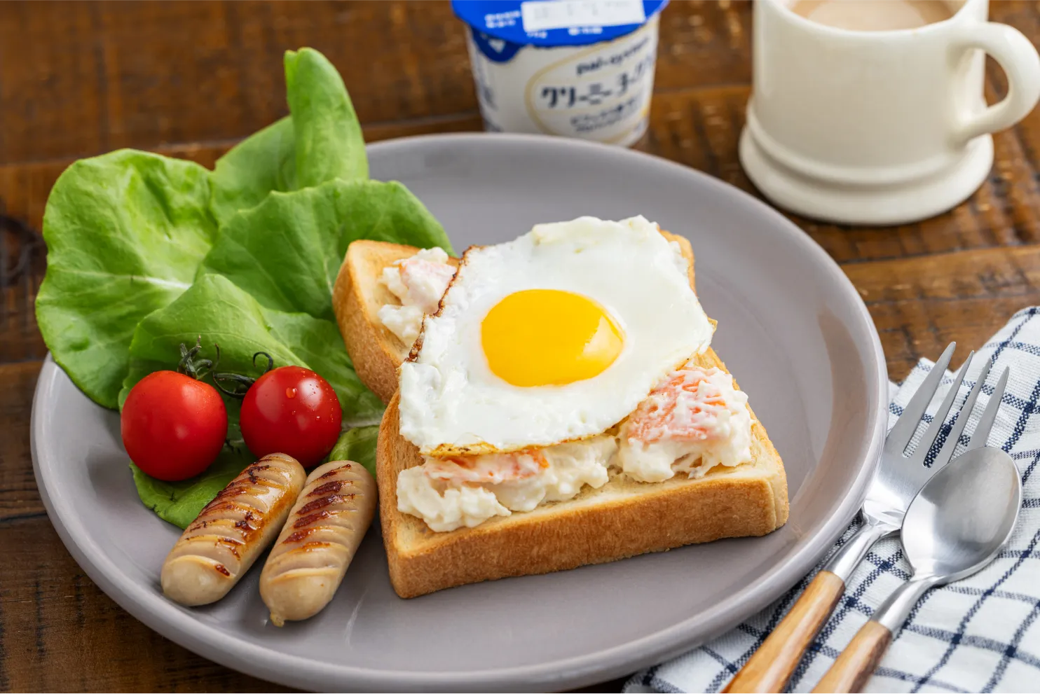 ポテサラオープンサンド目玉焼きのせ+ヨーグルト