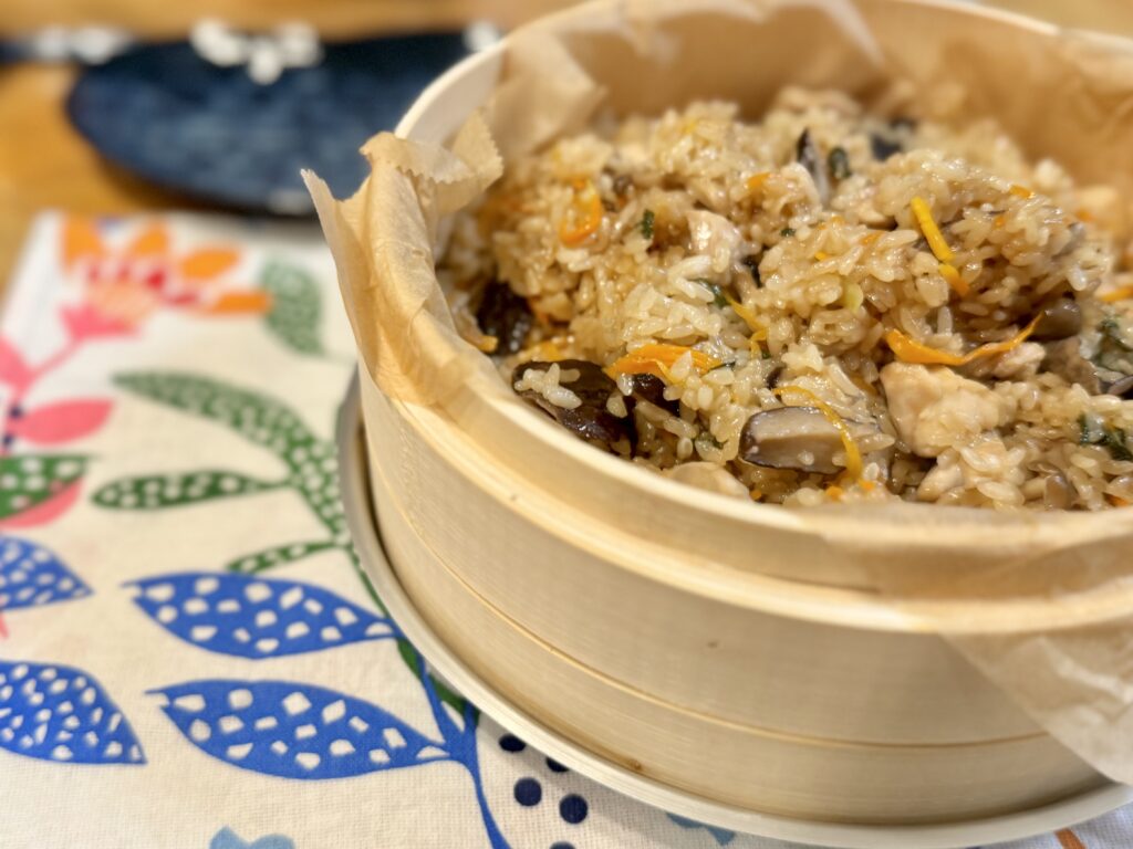蒸篭で作った五目おこわ
しいたけと人参小松菜ときくらげとりにくともち米を使用