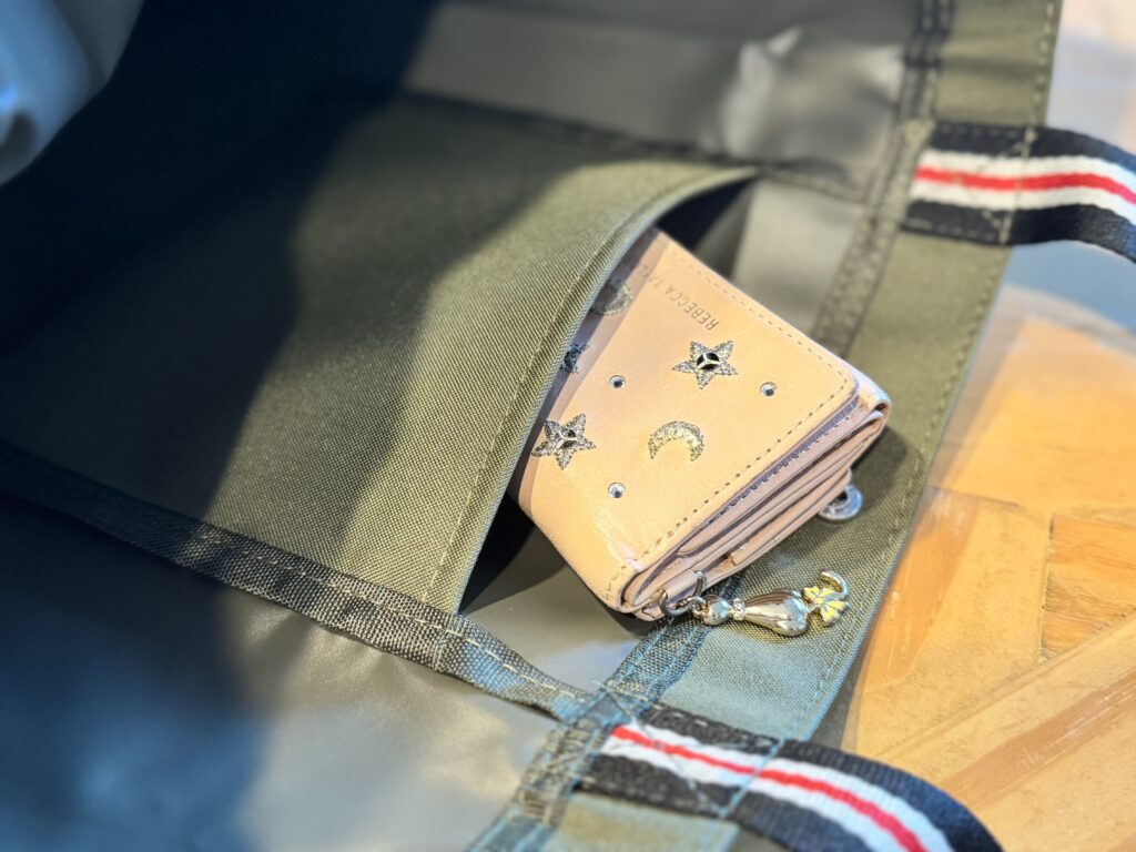 内ポケットに財布や小物が入れられる