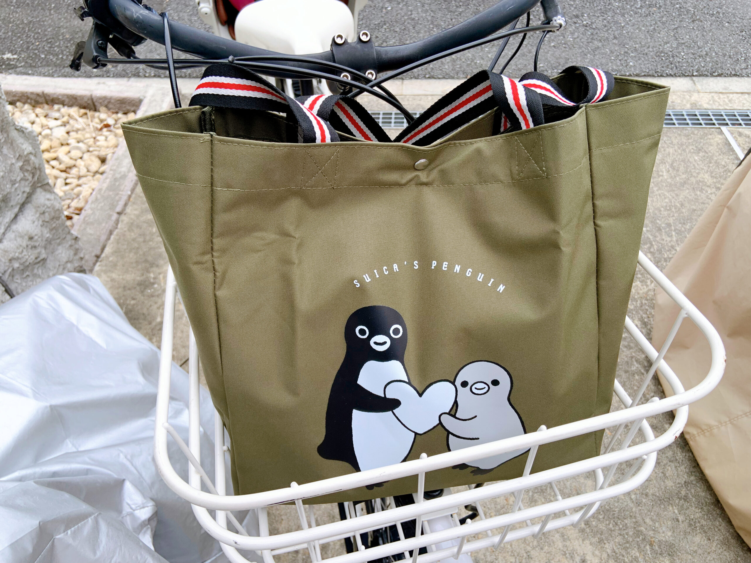 オレンジページ10/17号増刊付録【Suicaのペンギンのたっぷりショルダーバッグ】を自転車のカゴに入れたところ