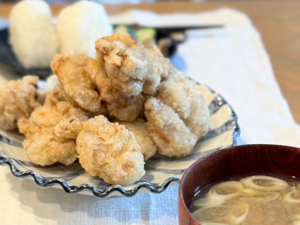 塩レモンから揚げと椎茸と長ネギの味噌汁。自家製味噌を使用