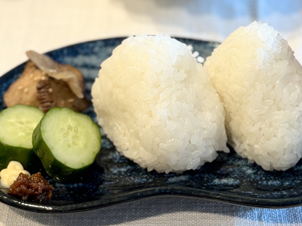 おにぎりに合う秋田のいぶりがっこときゅうり 醤油麹とマツダのマヨネーズをつける