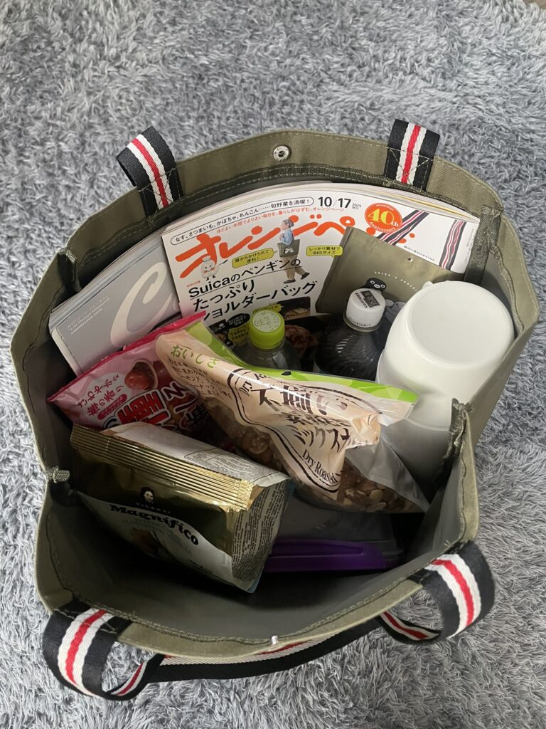 Suicaのペンギンバッグの中にお菓子と雑誌と飲み物
