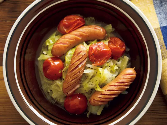 材料入れて放置。お得なキャベツ1/4個×ソーセージでうまみ爆発!簡単トマト煮込み