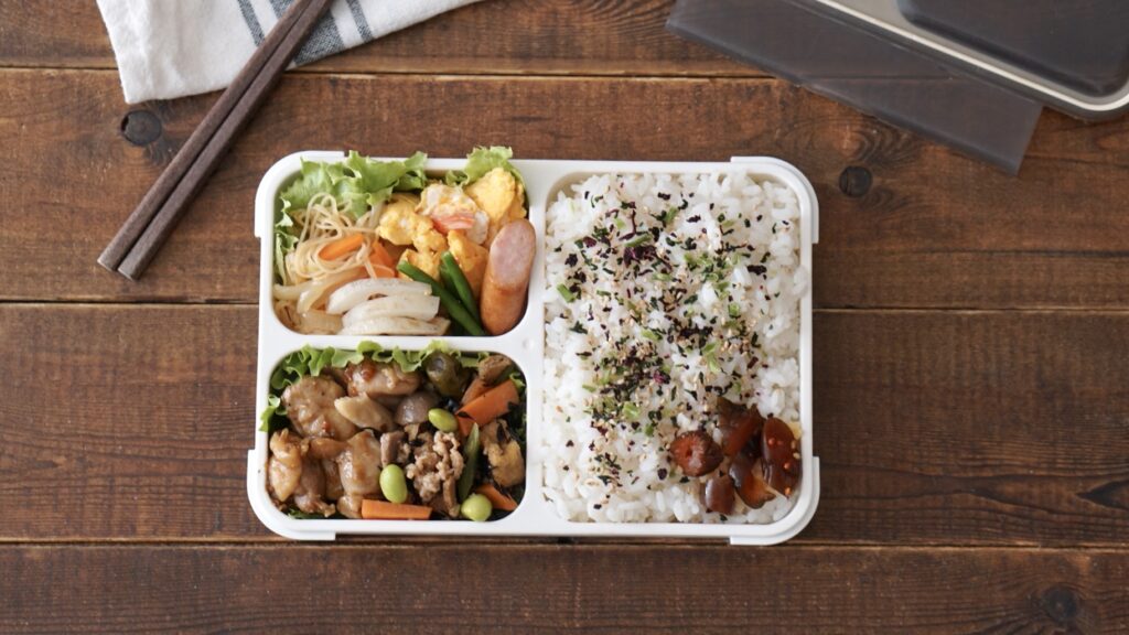 フードマンで作る夫弁当。前日の夜ご飯から、ビーフンを少し残して詰めています。カニカマと卵炒め、鶏の照り焼き、酢蓮根、ソーセージ、筑前煮。