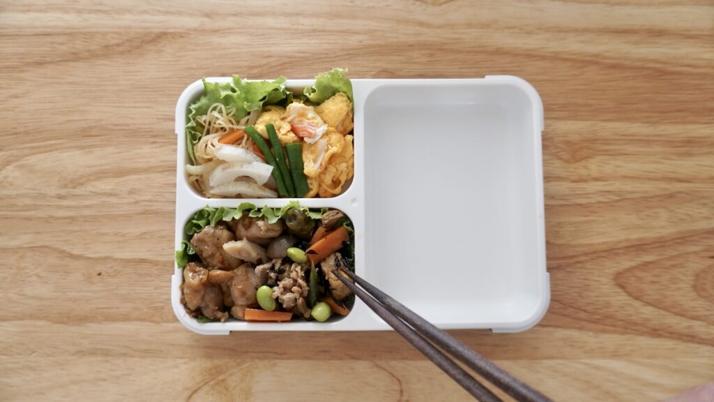 フードマンで作る夫弁当。前日の夜ご飯から、ビーフンを少し残して詰めています。カニカマと卵炒め、鶏の照り焼き、酢蓮根、ソーセージ、筑前煮。