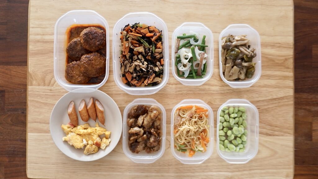 フードマンで作る夫弁当。前日の夜ご飯から、ビーフンを少し残して詰めています。カニカマと卵炒め、鶏の照り焼き、酢蓮根、ソーセージ、筑前煮。