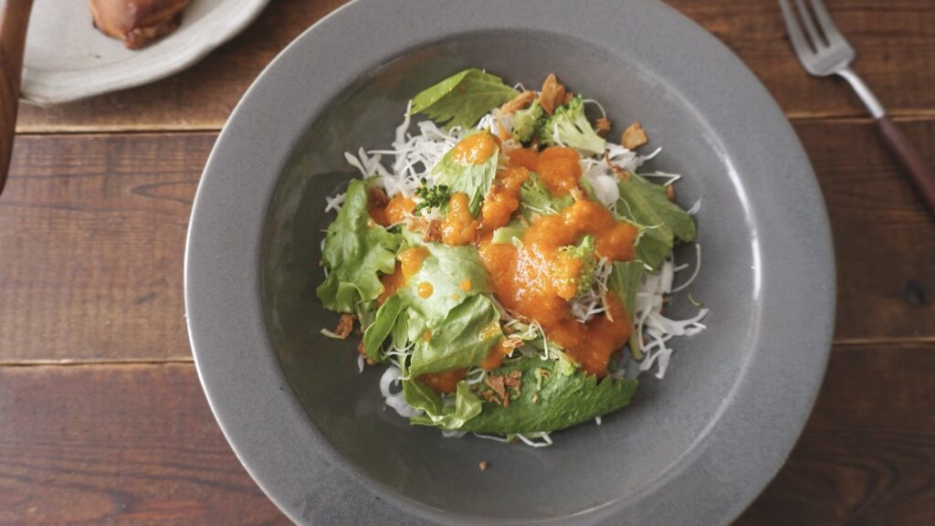 ドンキホーテの国産やさいのドレッシング、贅沢旨味だしポン酢、胡麻ニンニクだれ。