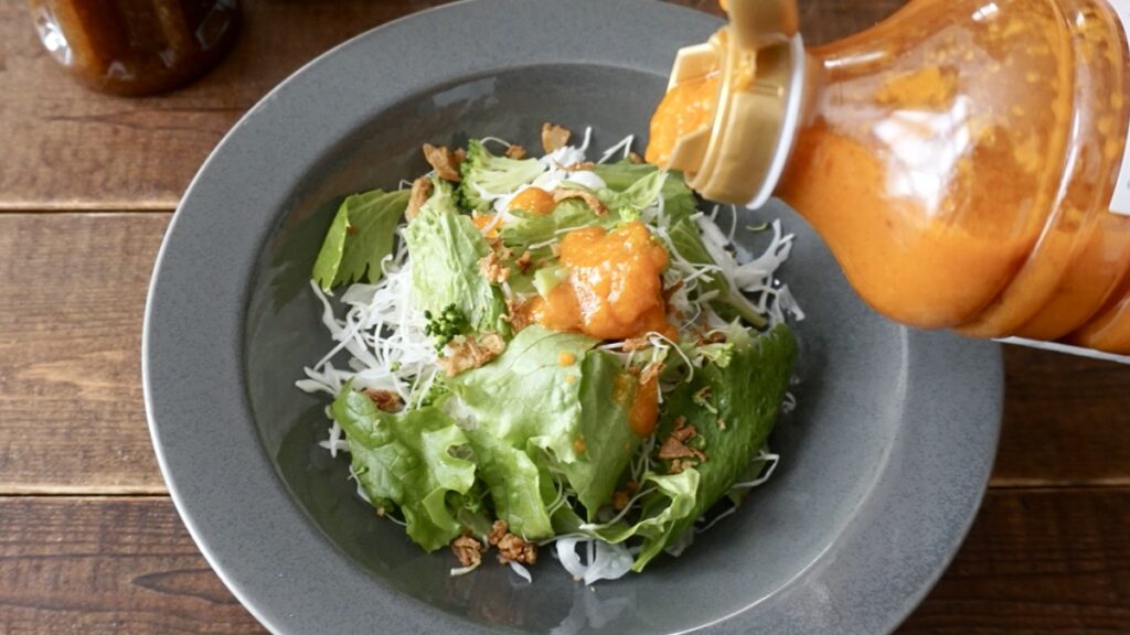 ドンキホーテの国産やさいのドレッシング、贅沢旨味だしポン酢、胡麻ニンニクだれ。