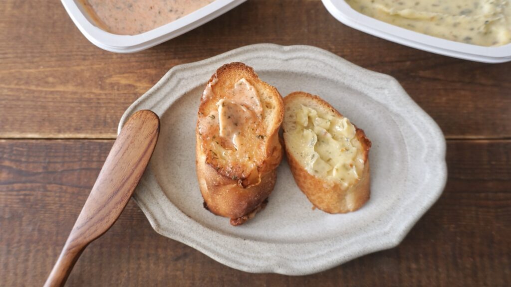 ドンキホーテのガーリックバター、ましまし塗るガーリックと、ましまし塗るガーリックたらこ入り。