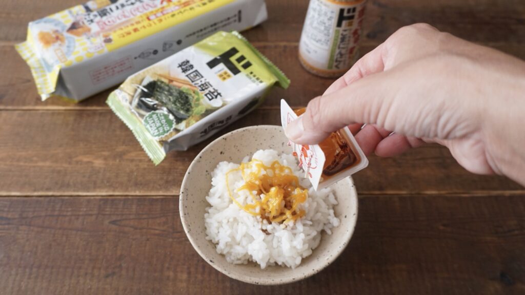 ドンキホーテの韓国海苔と秒でどこでもTKG!?卵かけ風ご飯のたれ、ごまにんにく。ごはんのともに美味しい。ケチャップみたい。