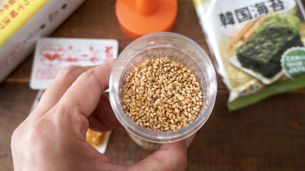 ドンキホーテの韓国海苔と秒でどこでもTKG!?卵かけ風ご飯のたれ、ごまにんにく。ごはんのともに美味しい。ケチャップみたい。